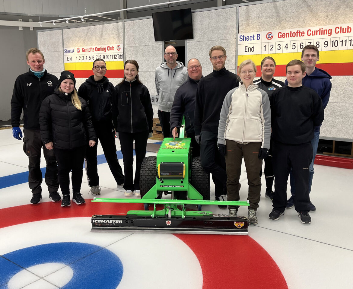 9 nye Ice Technicians er klar til at lave klubbens curling-is
